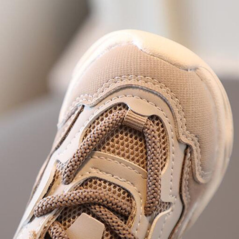 Chaussures de sport respirantes en maille à la mode : baskets pour garçons et filles pour la course en plein air au printemps et en automne.