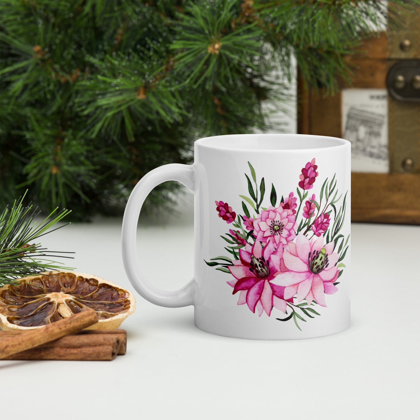 Tasse blanche brillante. Fleur fleurie à l’aquarelle. Tasse en céramique brillante, tasse à café noire, verres classiques